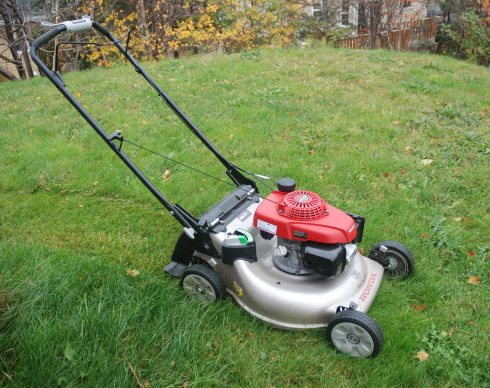 The Honda self-propelled mower cuts a fine figure, even as it mulches the thickest of lawns.  (Geoff Meeker photos)